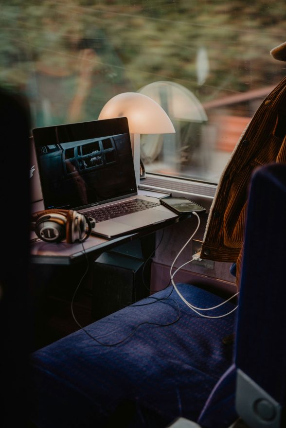 ordinateur sur un table dans un train