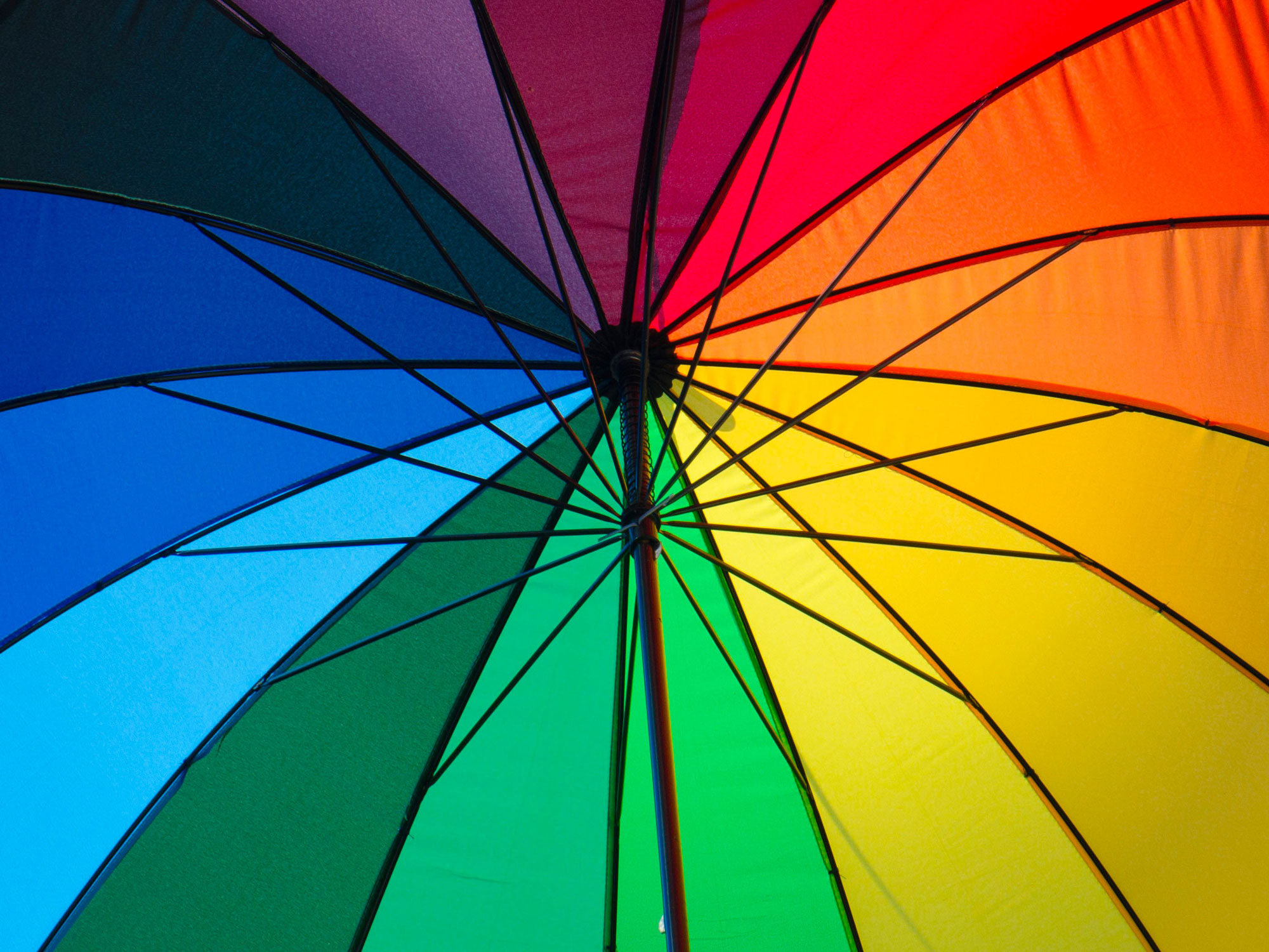 parasol multicolore ouvert pris du dessous