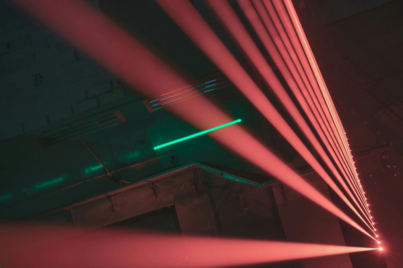 éclairage néon rouge et vert formant un laser