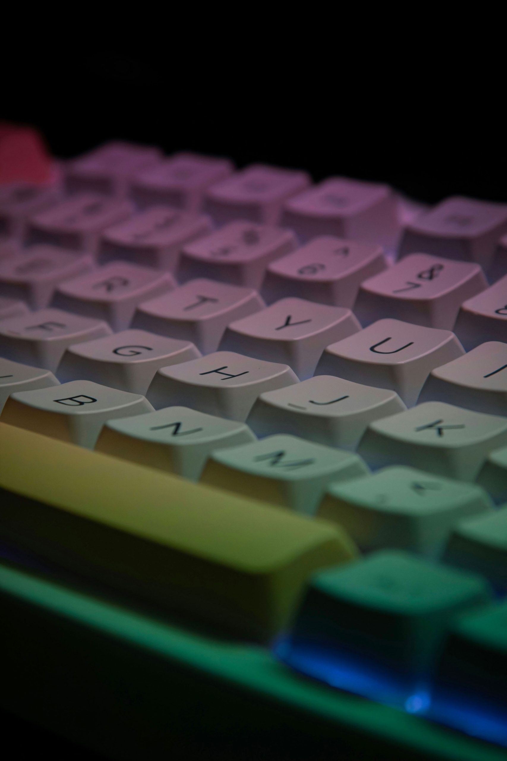 clavier d'ordinateur éclairé façon arc en ciel