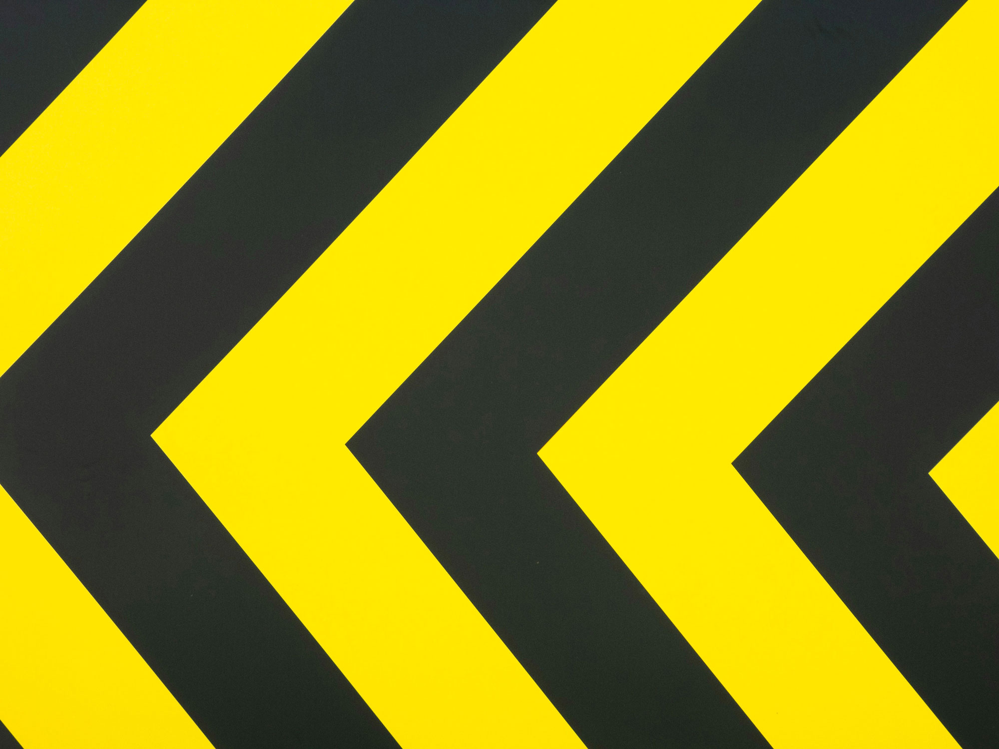 grande flèche jaune et noire tournée vers la gauche