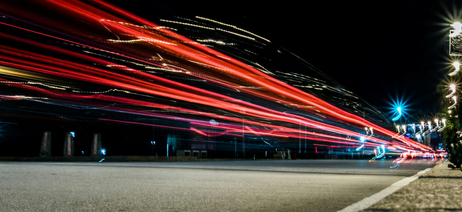 traînée lumineuse laissée par les feux d'une voiture