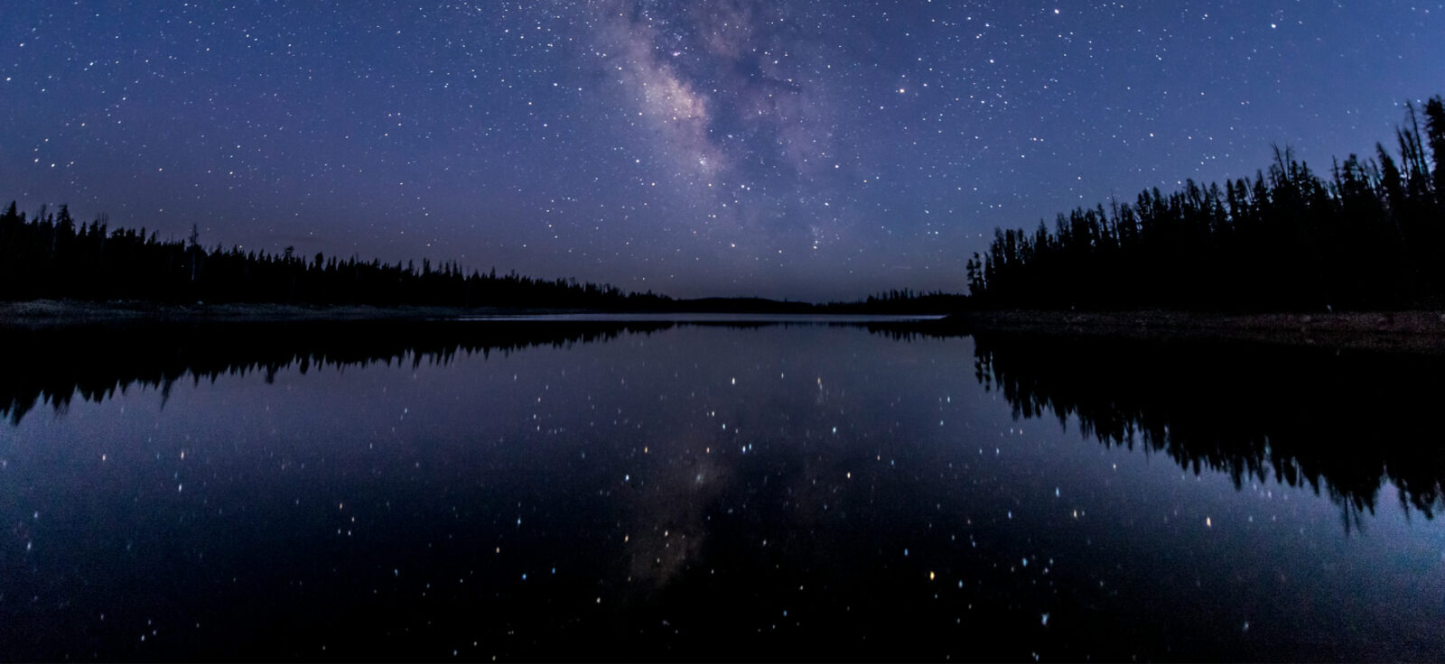 photo dans lac dans la nuit