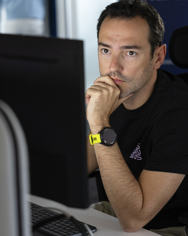 Mike Mercier, analyste SOC SNS Security derrière son écran