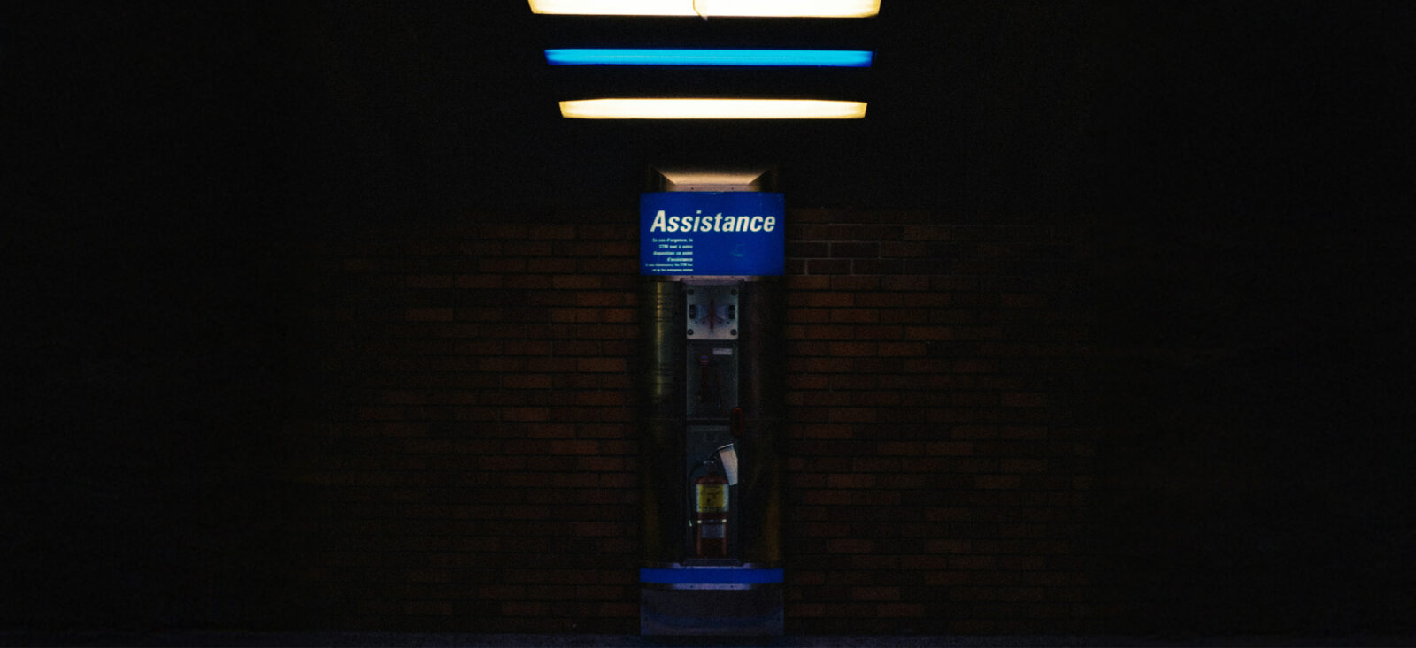 cabine téléphonique éclairé par quelques néons