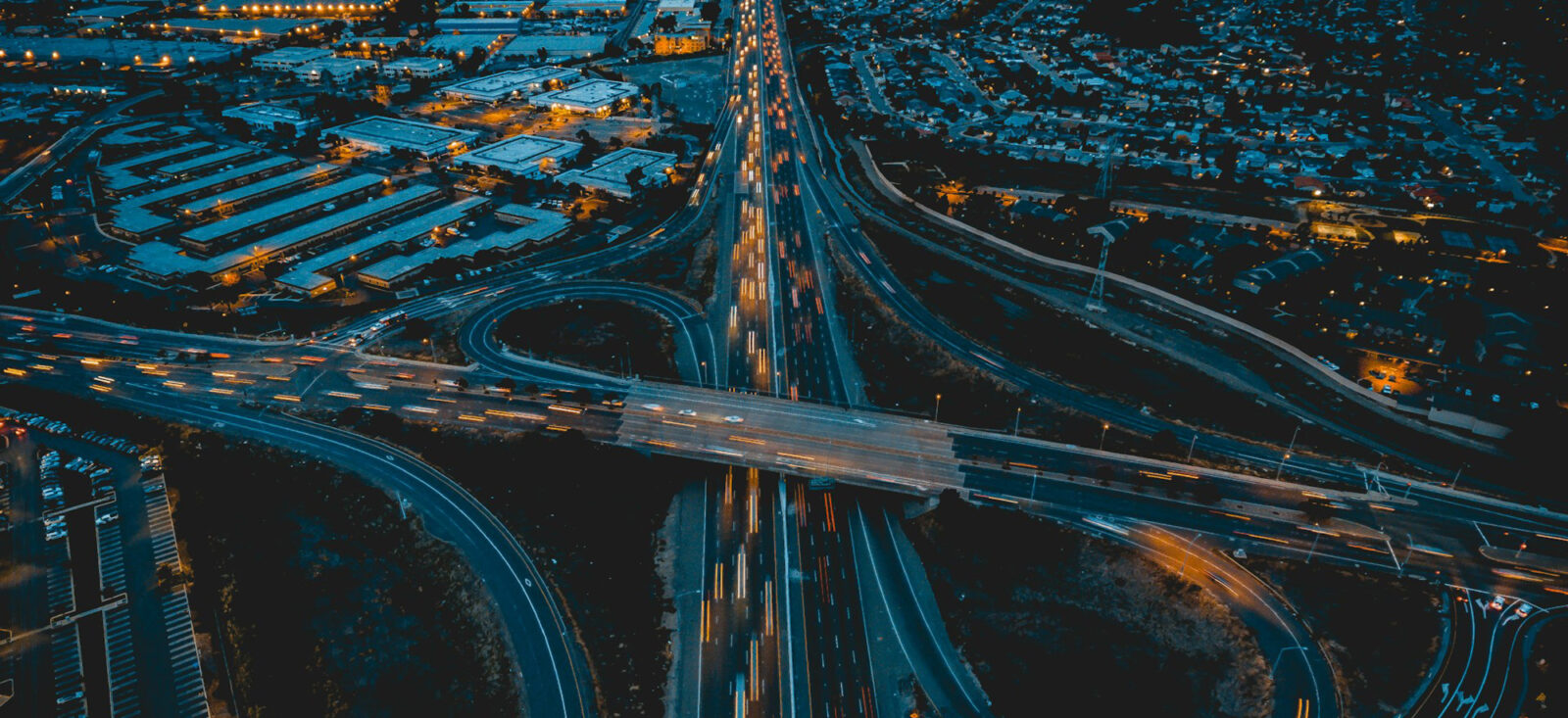 Echangeur d'autoroute la nuit