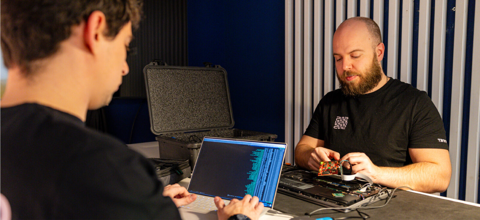 Deux pentesteurs travaillent sur un ordinateur