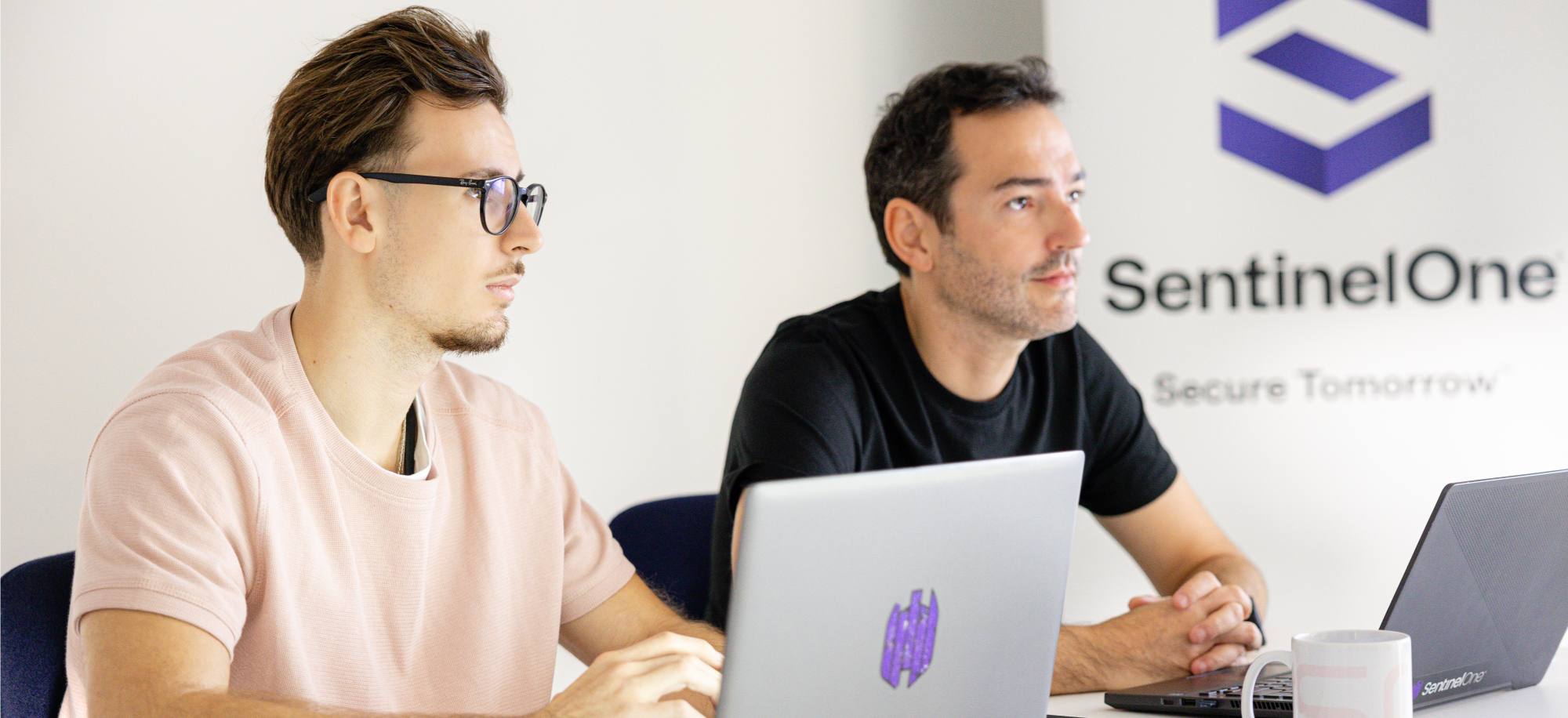 Equipe SOC travaillent sur la plateforme SentinelOne