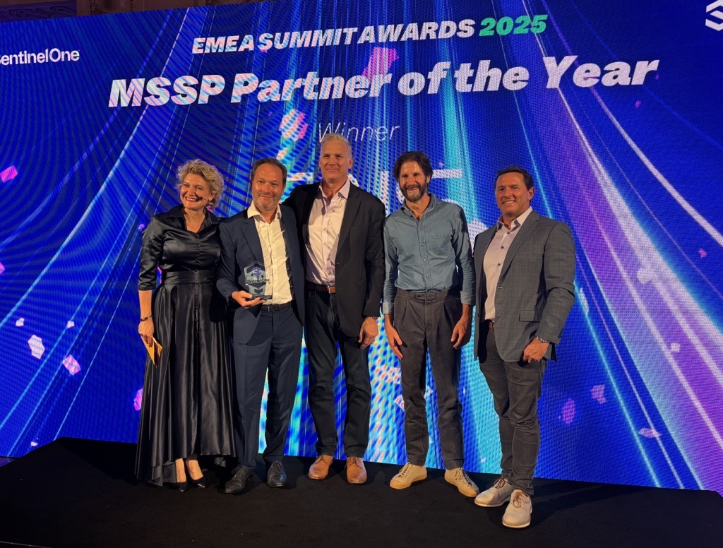 Adrien Vandeweeghe sur scène reçoit un prix