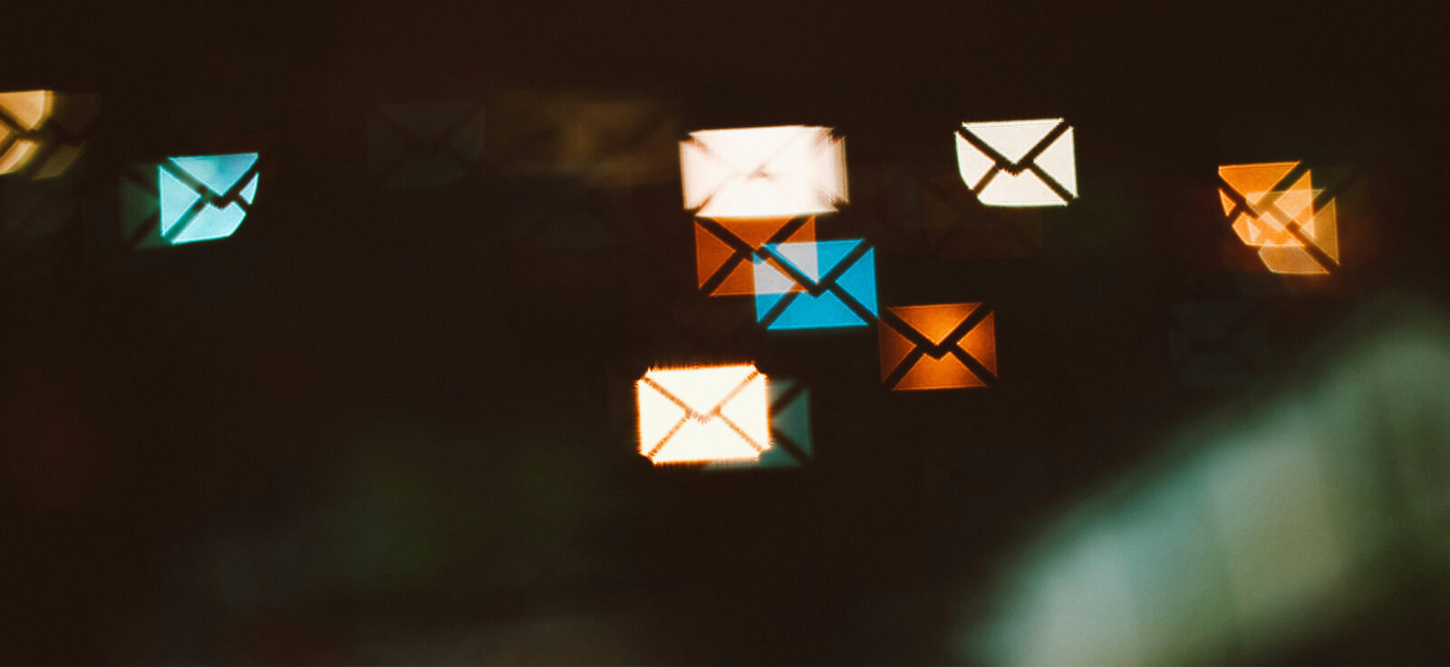 Icônes d'emails colorés et vaporeux