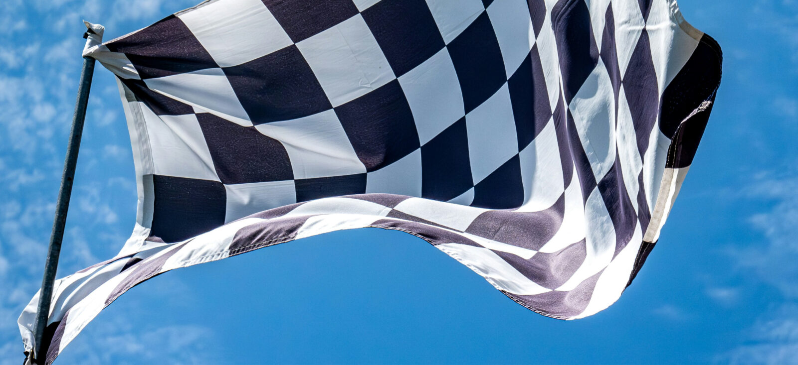 drapeau à damier qui flotte