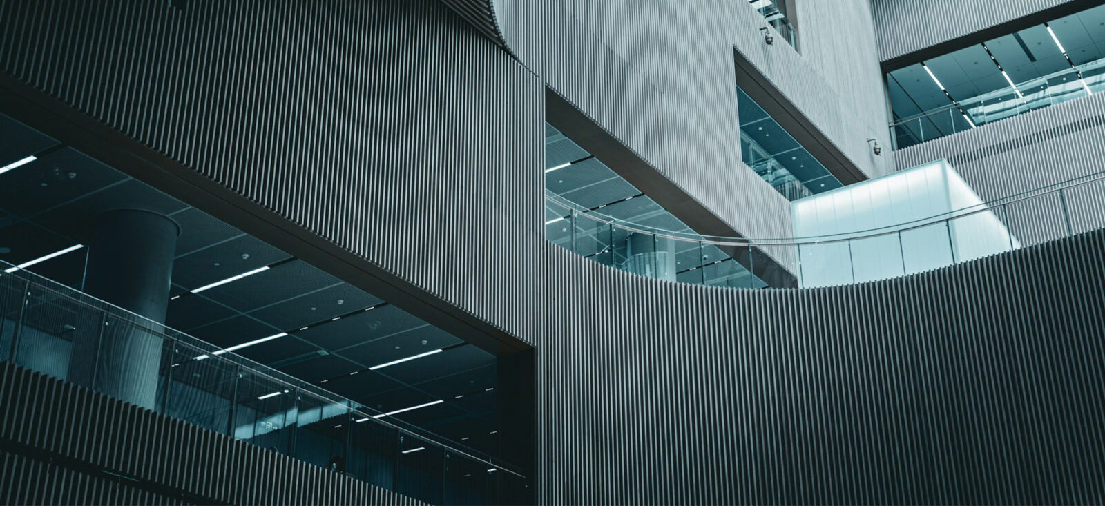 bâtiment gris futuriste vu d'en bas