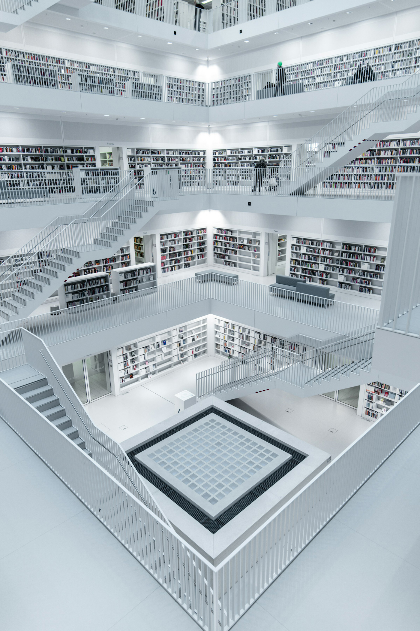 Grande bibliothèque blanche sur plusieurs étages