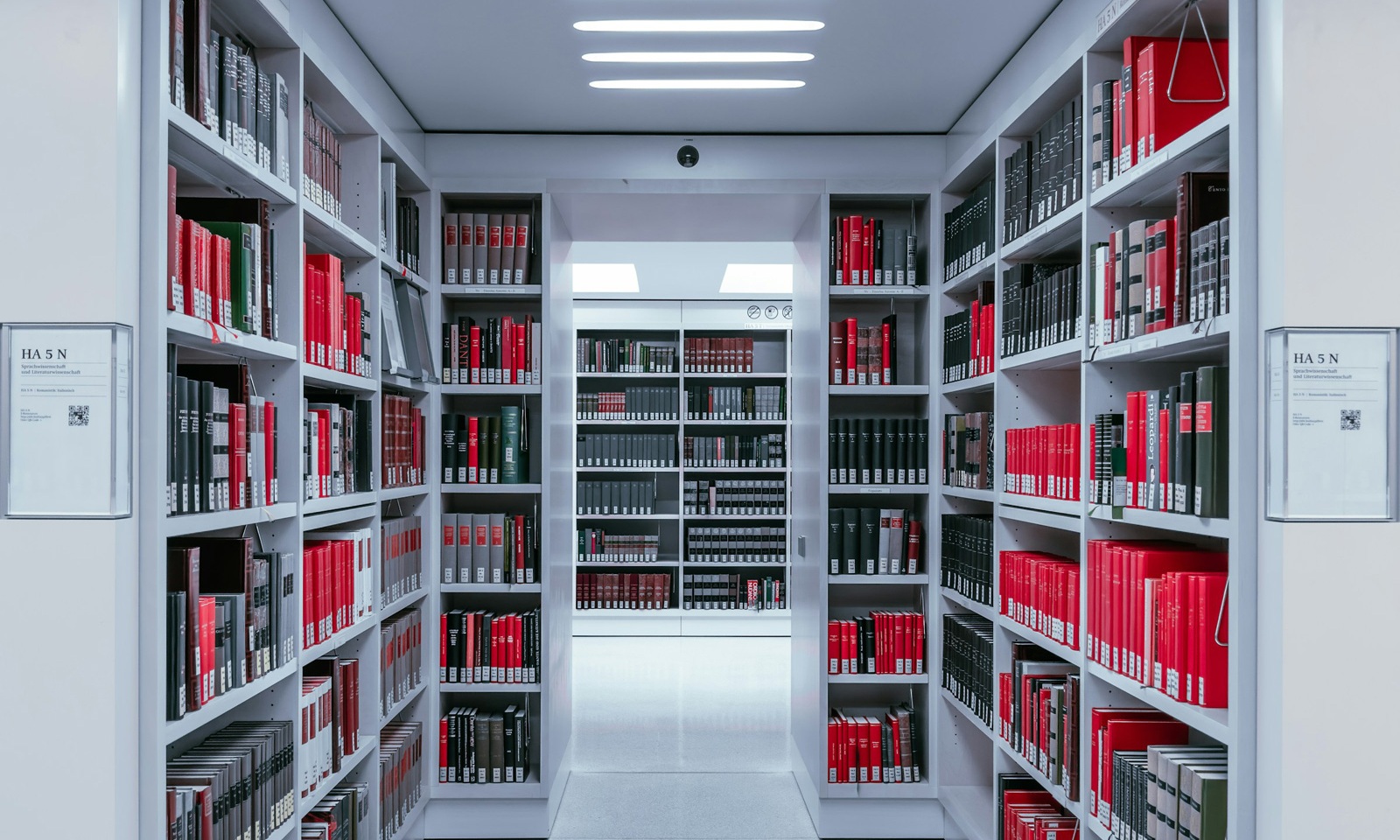 Bibliothèque blanche avec des livres rouges à l'intérieur