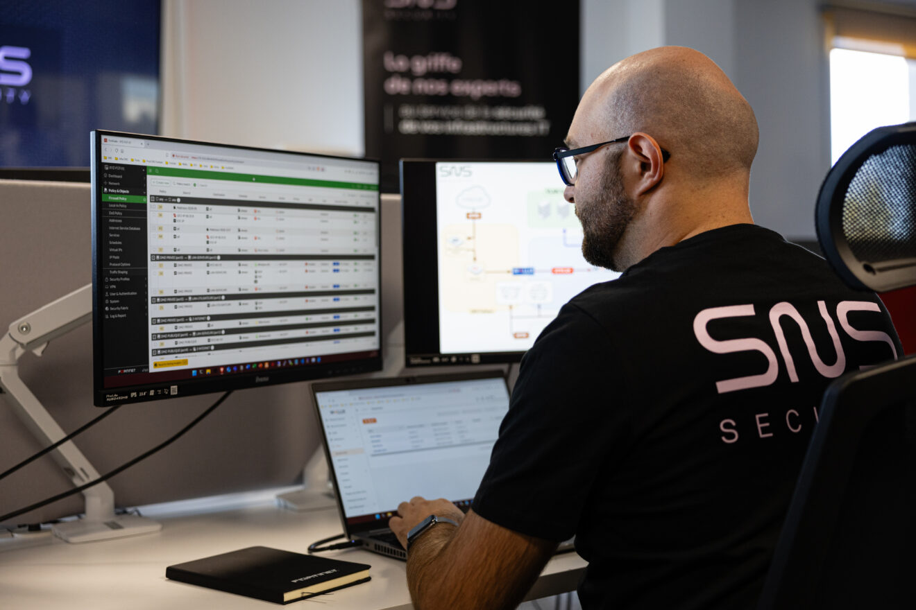 Anthonin Fleurus travaillant sur un ordinateur