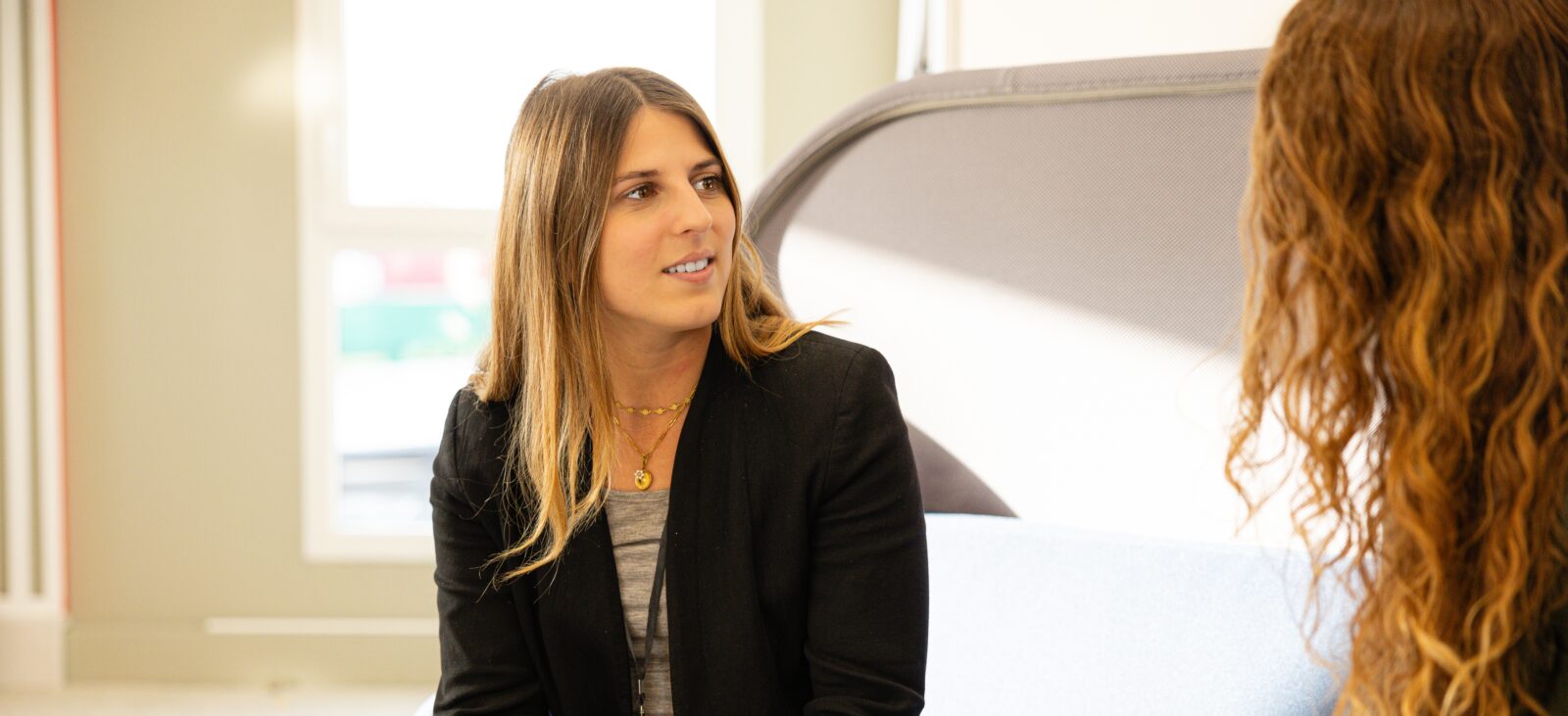 Une cheffe de projet discute avec une collègue