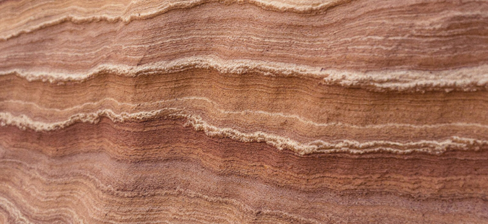 strates de roches claires