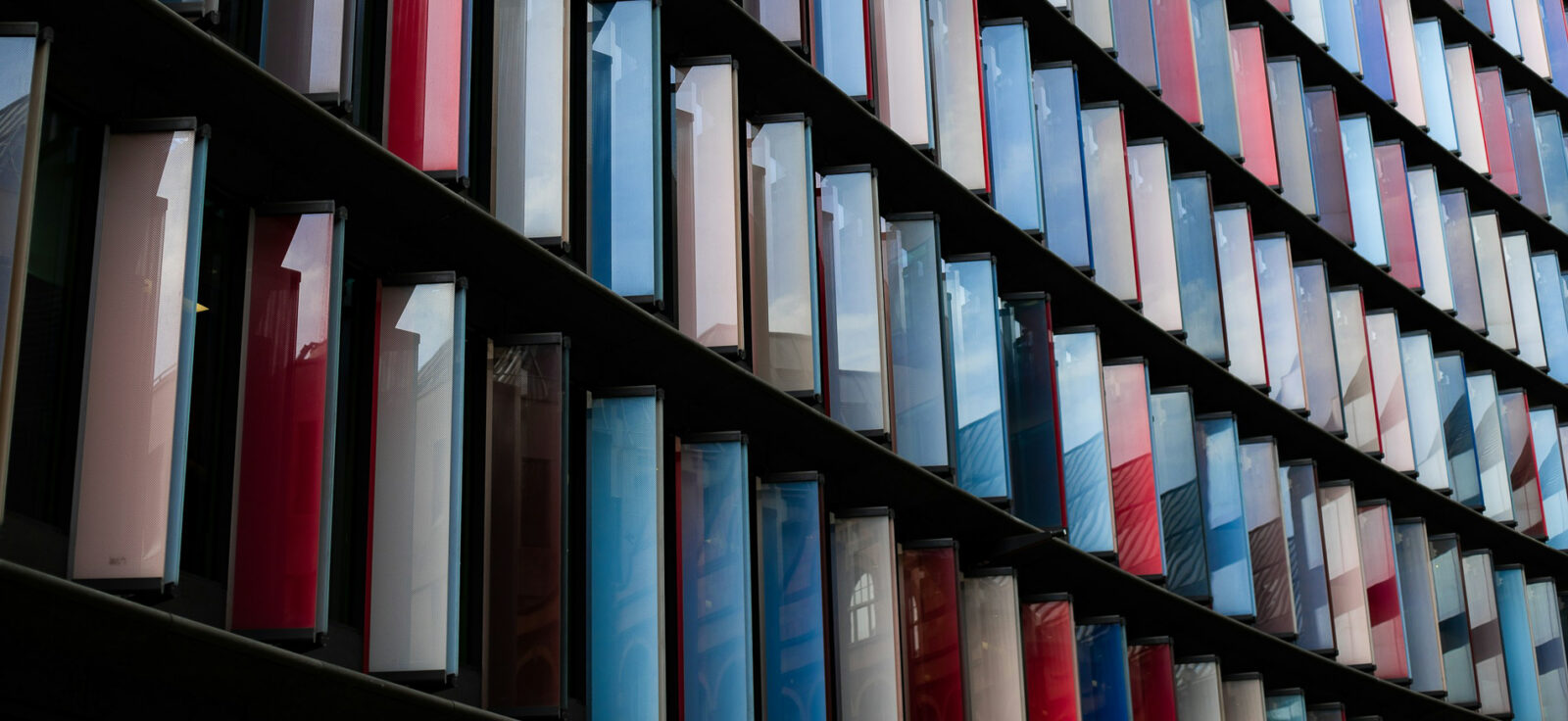 bibliothèque avec des livres de couleur