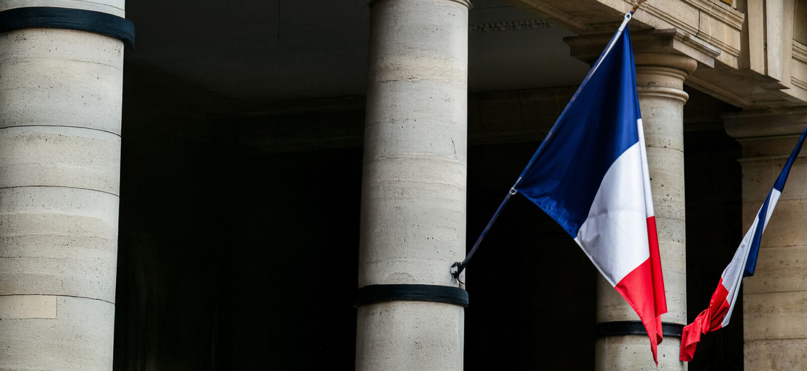 un drapeau français flotte sur un batiment