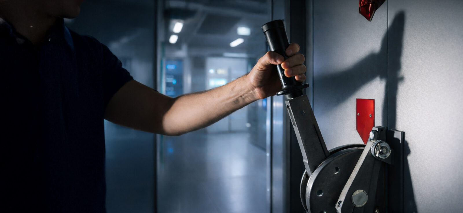 Personne activant un levier