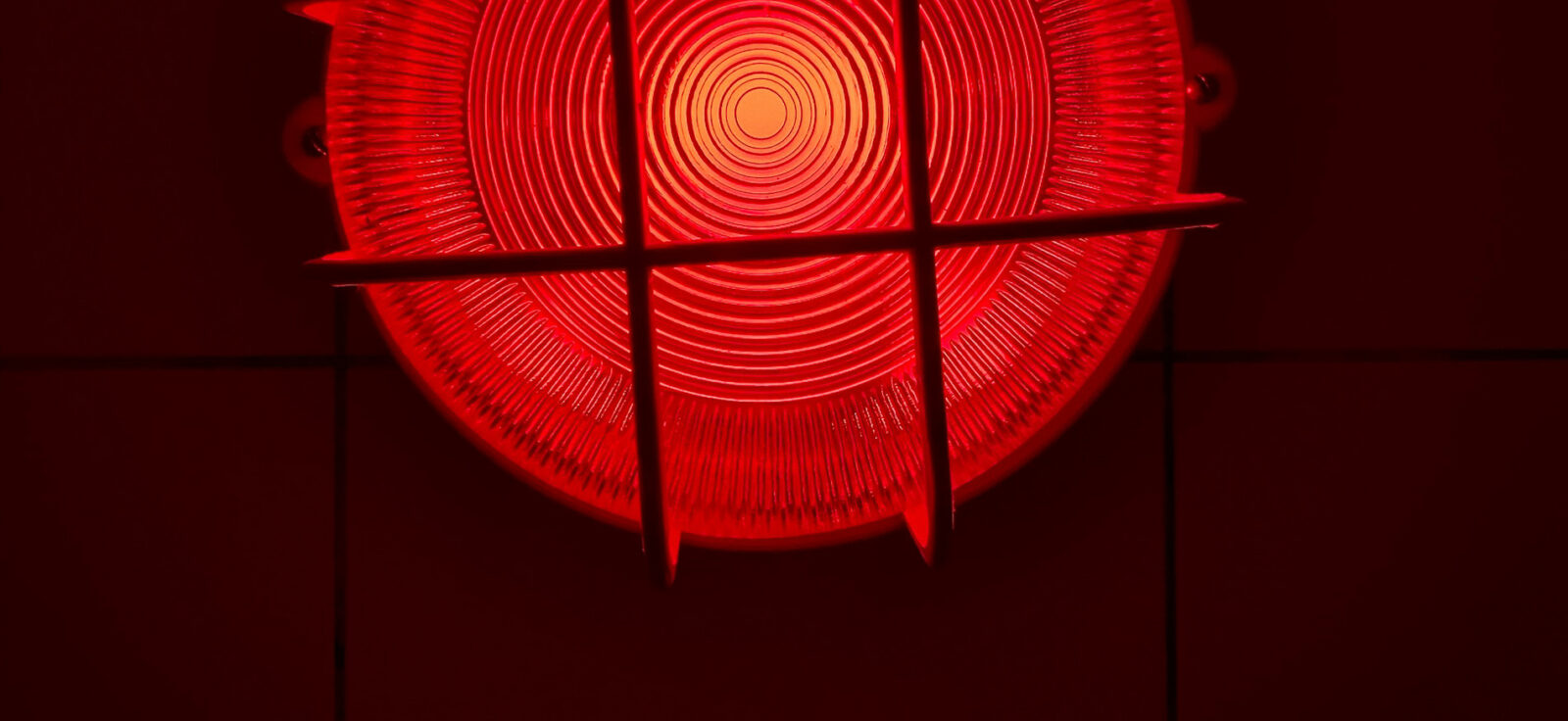 Une ampoule rouge de sécurité