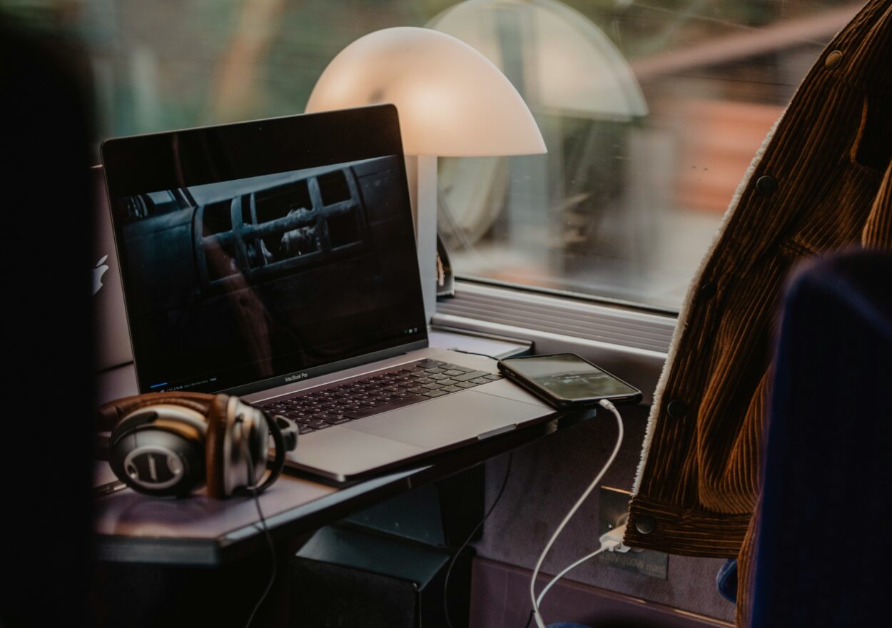 ordinateur sur un table dans un train