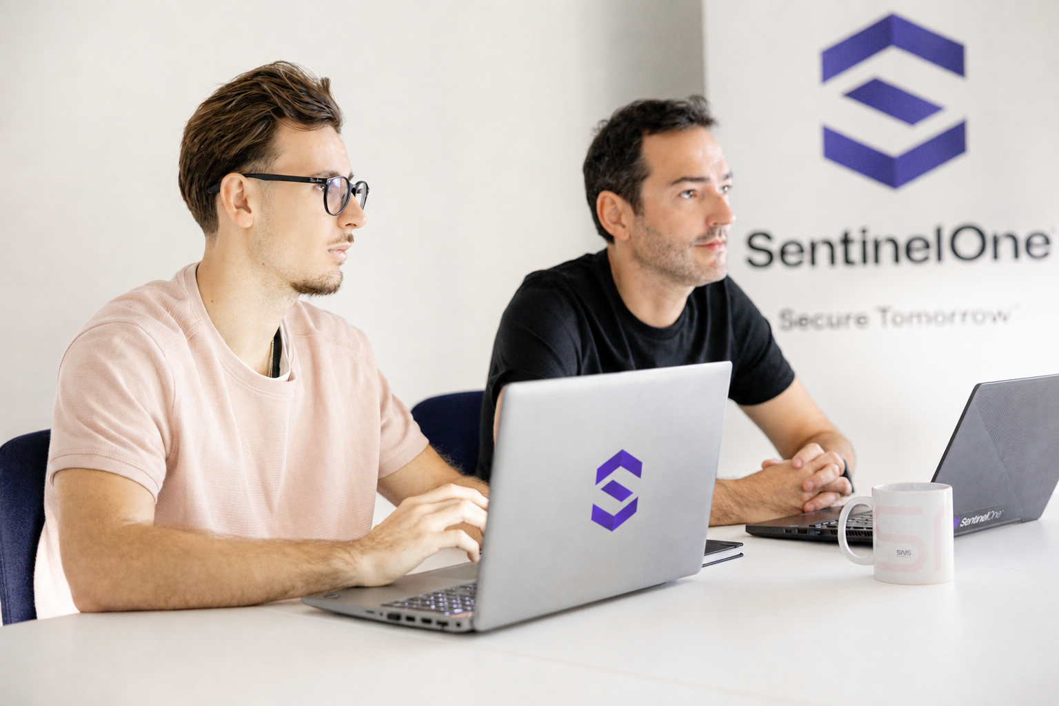 Analystes SOC SentinelOne en réunion